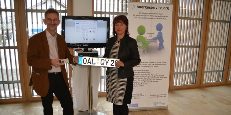 Zeigten sich von den Live-Tests der Online-Dienste mit nPA am Bürgerterminal sehr zufrieden: Ostallgäus Landrätin Maria Rita Zinnecker und Rudolf Philipeit, Vorsitzender des Vereins buergerservice.org, beim erfolgreichen Test einer Online-KFZ-Abmeldung.