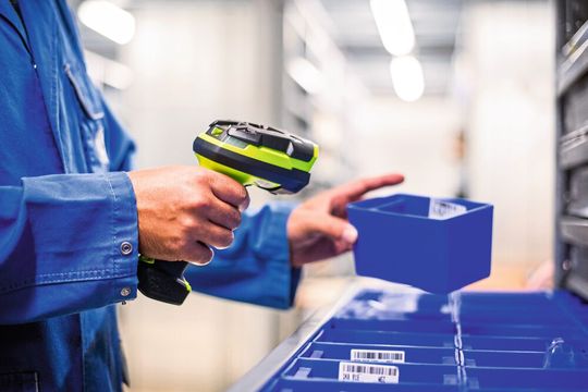 Ein Barcodescanner ist eine Brücke zwischen Papier- und Digitalwelt. Er hilft Betrieben, die nicht auf einen Schlag komplett digitalisieren wollen oder können. Ein Barcodescanner ist eine Brücke zwischen Papier- und Digitalwelt. Er hilft Betrieben, die nicht auf einen Schlag komplett digitalisieren wollen oder können.