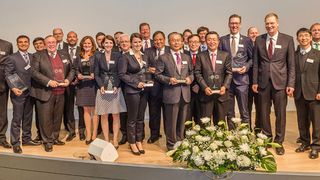Die ausgezeichneten Lieferanten zusammen mit Oliver Jung, Vorstand Produktion, Logistik und Einkauf sowie Michael Hartig, Leiter Einkauf. (Schaeffler)