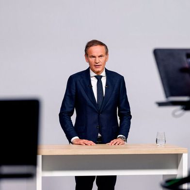 Oliver Blume, der VW-Konzernchef reist derzeit zu diversen Standorten des Automobilherstellers, weil er wegen der geplanten Sparmaßnahmen, die auch auf Kritik stößt, mehr ins Detail gehen soll, wie sich der Gesamtbetriebsrat wünscht. Hier Infos aus Emden und Zwickau ... (Bild: Volkswagen)