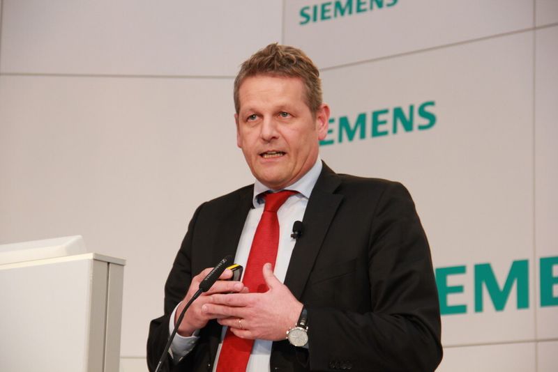 Ralf-Michael Franke, CEO der Siemens-Division Drive Technologies: „Die durchgängige Integration kann die Verfügbarkeit von Anwendungen und Anlagen auf bis zu 99 % steigern und zugleich zu Einsparungen von Wartungskosten von bis zu 15 % führen.“ (Bild: Reinhold Schäfer)