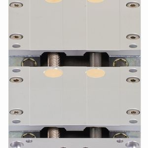 Neues Linearmodul mit Doppelspindel: Zwei parallel liegende Spindeln in einem flachen Linearachsenaufbau machen es möglich, zwei Schlitten unabhängig voneinander mit verschiedenen Steigungen in einem integrierten System zu verstellen. Durch die diversen Steigungskombinationen erhält der Anwender eine hohe Flexibilität bei Formatverstellungen