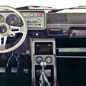 Das im Volksmund schnell „Spucknapf“ getaufte Lenkrad und der Schaltknüppel in Form eines schwarzen Golfballs waren die Speed-Insignien des ersten Golf GTI. Zusätzlich nahmen Fahrer und Beifaher (in) auf Sportsitzen der Marke Recaro Platz.(Bild:  Volkswagen AG)