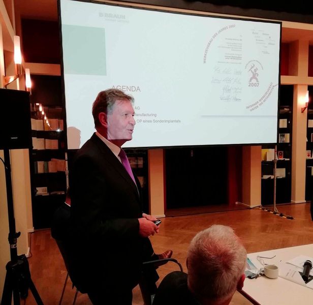 Hans Keller, Leiter Werkzeug- und Prototypenbau bei Aesculap: „Wir sind schon 1993 in die additive Fertigung eingestiegen. Heute betreiben wir 16 Anlagen und die 17. ist bereits bestellt.“ (Reinhardt / Devicemed)