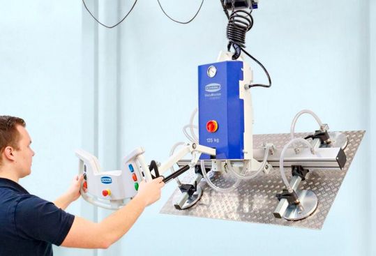 Mit dem optimierten Griff in ergonomischem Design und dem Steuerpanel kann der Anwender das Vakuum-Hebegerät Vacu Master Comfort bequem und intuitiv bedienen. Mit dem optimierten Griff in ergonomischem Design und dem Steuerpanel kann der Anwender das Vakuum-Hebegerät Vacu Master Comfort bequem und intuitiv bedienen.