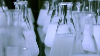 Methanol ist ein wichtiger Rohstoff für viele Wertschöpfungsketten. (gemeinfrei)