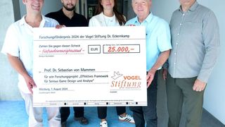 Serious Games erhält den Vogel-Stiftungs-Forschungsförderpreis. Von links: Prof. Dr. Sebastian von Mammen und Mousif Chetitah vom Lehrstuhl Mensch-Computer-Interaktion der JMU. Daneben Erhard Frank, Catharina Kipping und Gunther Schunk von der Vogel Stiftung Dr. Eckernkamp. (Bild: S. Hofmann / JMU)