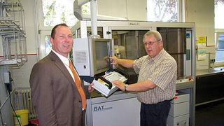 Markus Busch (links), Bereichsleiter Vertrieb und Technik bei der von den Steinen GmbH &amp; Co. KG, und Udo Bäcker, technischer Kundenberater, sind zufrieden mit den neuen Möglichkeiten der Laserbeschriftungsanlage. (Archiv: Vogel Business Media)