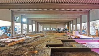 In der neu entstandenen Halle sind bereits die Leerrohre verlegt, und der Hallenboden ist für den Einbau der Hebebühnen und Prüfstände vorbereitet.  (Bild: Schreiner/»kfz-betrieb«)