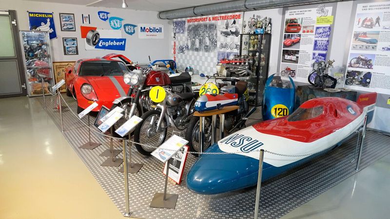 Eine gute Marke ist ständig bestrebt, ihrem Namen alle Ehre zu machen. Eine der besten Werbeaktionen für ein gutes Marketing ist natürlich der Erfolg. Bei Fahrzeugen spielen daher der Motorsport und Weltrekorde eine große Rolle. NSU war in beiden Rubriken gut vertreten.    (Bild: Dominsky – VCG)