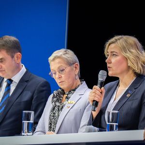 Auf dem Podium: (v. l.) Dr. Oliver Grün, Präsident des Bundesverbands IT-Mittelstand, Anne Le Hénanff, Ministerin für Künstliche Intelligenz und digitale Angelegenheiten in Frankreich, Henna Virkkunen, Vizepräsidentin der Europäischen Kommission für Technologische Souveränität, Sicherheit und Demokratie.(Bild:  BMDS/Woithe)