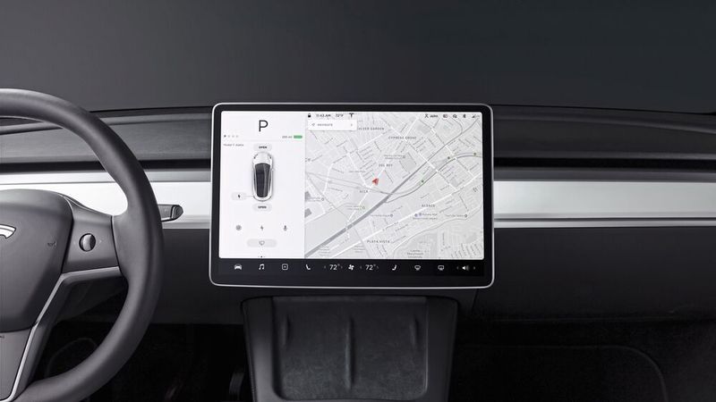Tesla-typisch wird quasi alles über den klappbaren Zentral-Monitor gesteuert. (Bild: Tesla)