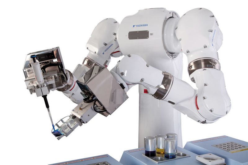 Der Yaskawa-Doppelarmroboter in der Pharmaforschung: Hier wird eine Pipette gefüllt... (Bild: Yaskawa)