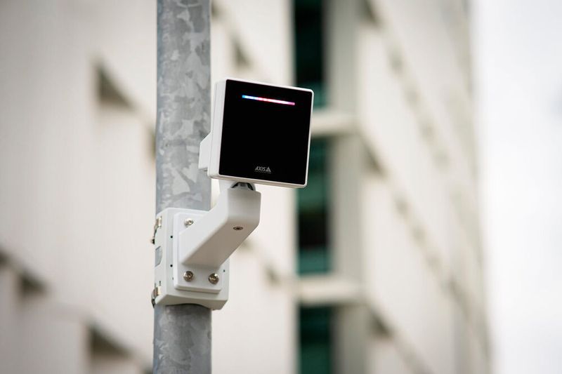 Axis Communications (Halle 11.1, Stand C07): Das AXIS D2210-VE Radar, ein netzwerkbasiertes Sicherheitsradar, nutzt Radartechnologie und integrierte Analysefunktionen, die mithilfe von Machine Learning und Deep Learning entwickelt wurden, um Personen und Fahrzeuge zu erfassen, zu klassifizieren und nachzuverfolgen. Das Radar arbeitet auf einer Frequenz von 60 GHz und erkennt Personen in einer Entfernung von bis zu 60 Metern sowie Fahrzeuge in einer Entfernung von bis zu 85 Metern. (Bild: Axis)