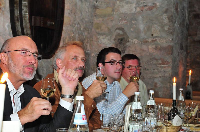 ...bei einer Weinprobe ausgiebig Erfahrungen austauschen. (Archiv: Vogel Business Media)