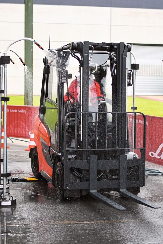 Meistert Bodenschweller und auch die Sprühnebelanlage im Außenbereich klaglos: der neue H25 – das erste Fahrzeug, das auf der modularen Plattform „12XX“ aufbaut.(Bild:  Maienschein)