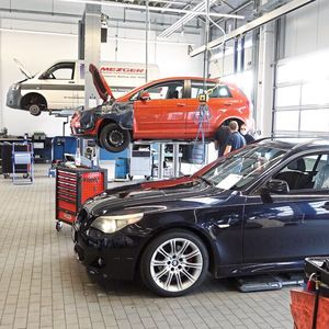 Auf rund 12.000 Quadratmetern entstand im letzten Jahr das neue Mezger-Stammhaus in Schweinfurt. Ideale Vorraussetzungen ergeben sich durch den 4,6 Millionen Euro teuren Neubau auch für den Werkstattbereich.(Bild:  »kfz-betrieb« / Dominsky)