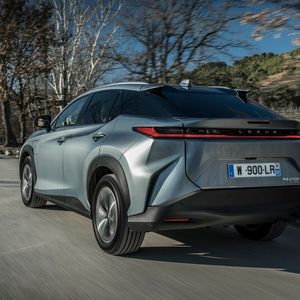 Technisch ist der RZ 300e eigentlich ein Toyota bZ4X, optisch kommt er jedoch wie ein echter Lexus daher (Foto zeigt RZ 450e).(Bild:  Lexus)