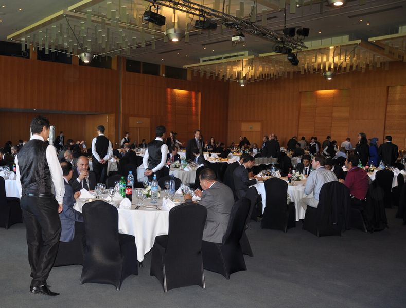 Etwa 300 Besucher von beiden Seiten des Mittelmeeres diskutierten bei der Konferenz über die Zukunft des Wüstenstromes. (Bild: Isenburg)