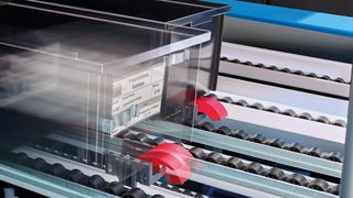 Auf der LogiMAT 2018 zeigt steute erstmals einen neuen, netzwerfähigen Funksensor für die Belegungserkennung in Regalfächern und Förderanlagen (steute)