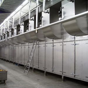 Knackige Hartwürste aus dem Tunneltrockner.