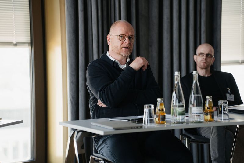 Bei dem von Bernd Schlömer und Sabine Griebsch geleiteten Roundtable ging es um „Cyberrange für Kommunen“, um Reaktionsstrategien, Testen von Prototypen aber auch um Trainingsprogramme. Hier Bernd Schlömer, CIO Sachsen-Anhalt, und Stephan Augsten, Redaktionsleiter eGovernment, in der Diskussion. (©Manuel Emme Fotografie)