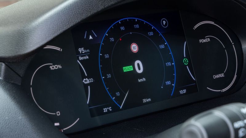 Das digitale Kombiinstrument bietet einen übersichtlichen Informationsgehalt. (Bild: Arnau Puig)