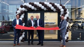 V.l.n.r: Benedict Dahlmann (Geschäftsführer und Gesellschafter Dresen Gruppe), Jürgen Keller (Geschäftsführer Hyundai Motor Deutschland GmbH), Ivca Majic und Michael Homburger (beide Geschäftsführer Louis Dresen GmbH) (Bild: Dresen)