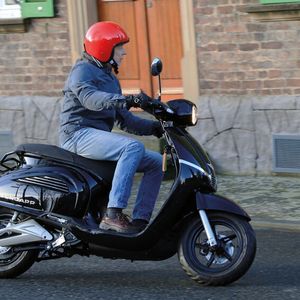 „Zündapp Bella E“ heißt das neue E-Modell des Elektrospezialisten Zwopro. Die Version mit Verbrennungsmotor ist bereits seit 2017 auf dem deutschen Markt.(Bild:  RKM)