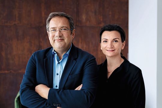 Andreas und Enisa Blaut haben EPS in einer schwierigen Phase übernommen. Heute steht der EMS-Dienstleister aus Siegen für mehr Industriefokus, offene Kommunikation und den Anspruch, Verantwortung breiter im Unternehmen zu verankern.(Bild:  Henrica Gehrmann Portraits)