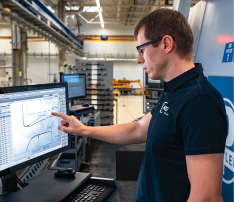 (MES-Template: Jacek Pondel profitiert von der produktionsbegleitenden Online-Anzeige von Einbauunterlagen für Rüstvorgänge. Bild: IGZ Ingenieurgesellschaft für logistische Informationssysteme mbH)