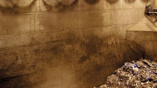 Bild 1: Falltiefe 20 m: Die Absturzsicherung ist nicht nur ein Thema in der Müllentsorgung. Auch Industrieunternehmen müssen in moderne Sicherheitssysteme investieren.  (Bild: ABS)