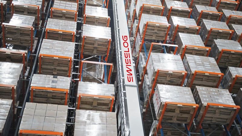 Swisslog hat Vectura-Regalbediengeräte im neuem Zentrallogistik-Hub installiert.(Bild:  Swisslog)