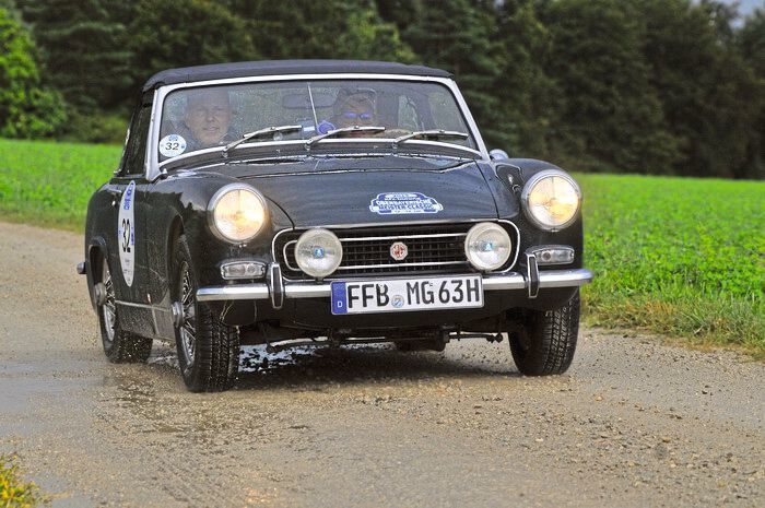 Der Zwerg unter den Sportwagen: Andreas und Stefan Griebl im MG Midget (1969). (Zietz/»kfz-betrieb«)