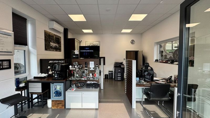 Und die schafft mit originalen Möbeln aus einer geschlossenen Niederlassung das gewünschte Premium-Ambiente. (Bild: Schreiner – VCG)