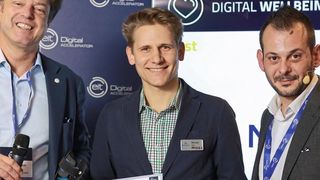 Mecuris-Geschäftsführer Manuel Opitz: „Die Auszeichnung ermutigt uns, den digitalen Wandel in der Orthopädie- und Prothetikindustrie weiter voranzutreiben.“ Links im Bild: Willem-Frederik Metzelaar, EIT Digital Accelerator. Rechts im Bild: Giuseppe Oppedisano, Head of EIT Digital Challenge. (Mecuris)