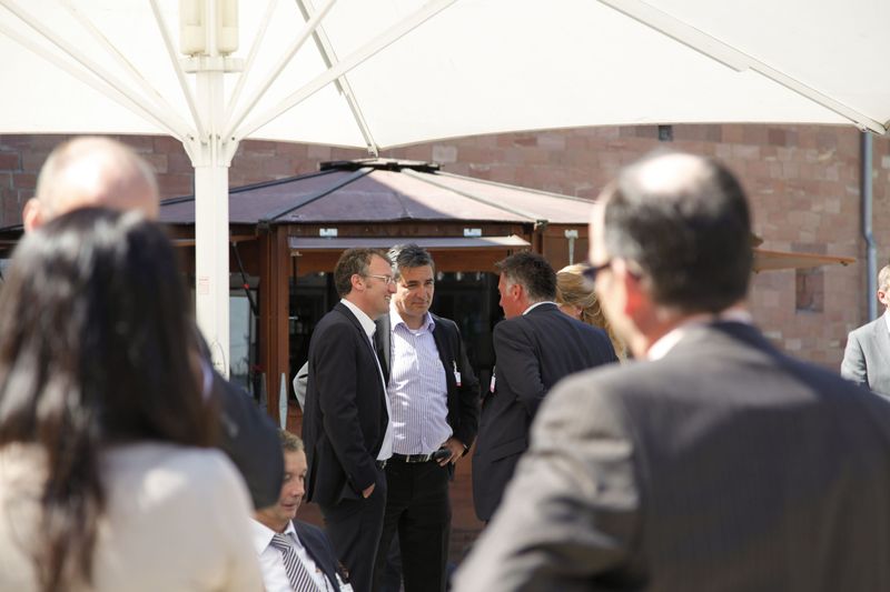 Die direkt am Rhein und damit am Hotel liegende Malakoff-Terasse war nicht vom Jahrhunderthochwasser betroffen, so dass viele Gespräche bei schönstem Wetter im Freien stattfinden konnten. (HDS)