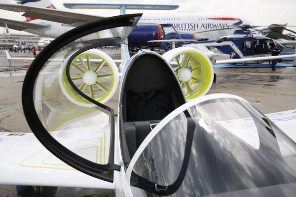 Im französischen Bordeaux absolvierte der elektrisch angetriebene E-Fan 2.0 seinen ersten öffentlichen Flug. Für Airbus ist das Trainingsflugzeug der Anfang der Elektroflugzeug-Entwicklung. (EADS)