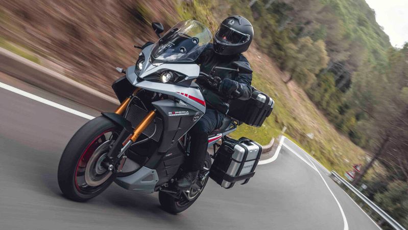 Während viele Motorradhersteller sich dem Elektro-Thema erst noch annähern, hat Energica mit der Experia nun die erste elektrische Reiseenduro der Welt vorgestellt. Während viele Motorradhersteller sich dem Elektro-Thema erst noch annähern, hat Energica mit der Experia nun die erste elektrische Reiseenduro der Welt vorgestellt.