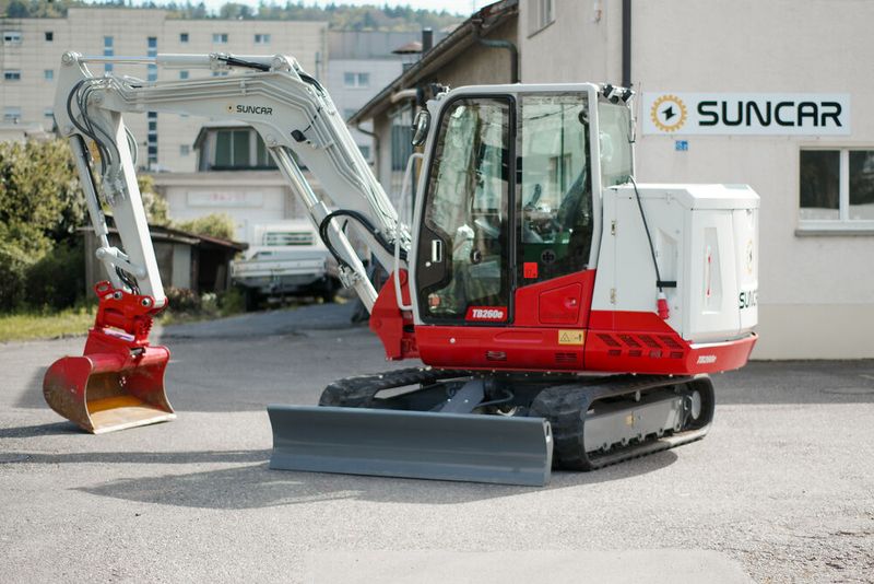 Der 6-Tonnen-Elektrobagger vor dem Forschungs- und Entwicklungszentrum der Suncar AG in Schlieren (ZH)  (Bild: Suncar AG)