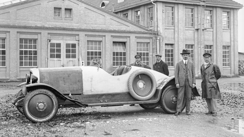 Karl Maybach (2. v. r.) vor den Produktionshallen seiner Firma. (Daimler)