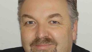 Der neue geschäftsführende Gesellschafter Dr. Steffen Weißer löst die bisherigen Gesellschafter und Unternehmensgründer Walter und Carmen Hysek aus Altersgründen ab. (Bild: Trans Tech Hysek)