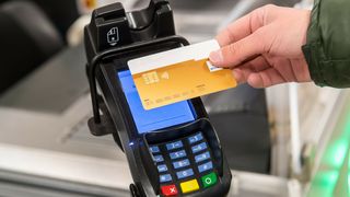 kontaktloses-bezahlen-mit-karte-im-supermarkt-stockpack-adobe-stock-scaled (Quelle: benjaminnolte-Adobe Stock)