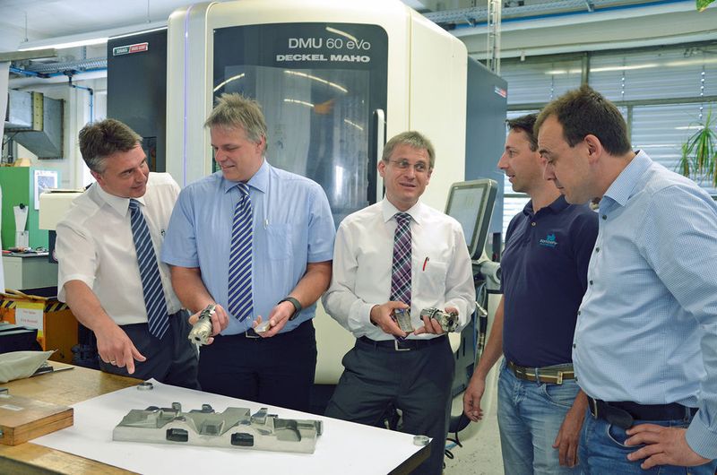 Intensive Kommunikation und Präsenz vor Ort waren die Grundlagen für den Projekterfolg (v. l ): Detlef Ossadnik, Beratung und Verkauf, Dirk Moosreiner, Anwendungstechnik und Beratung, Bernd Pfeuffer, Produktspezialist Fräsen bei der Iscar Germany GmbH, Zsolt Szabo, Abteilungsleiter Frästechnik, und Betriebsleiter Ralf Hecht, beide Toni Behr. (Iscar)
