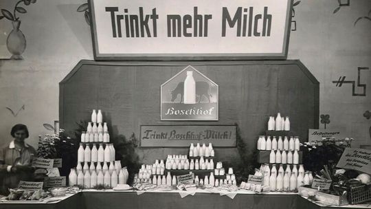 Frisch gemolken by Bosch: 1933 wirbt Bosch mit dem Slogan „Trinkt mehr Milch!“ für Produkte vom Boschhof, auf dem der Firmengründer an Anbaumethoden forscht.(Bild:  Bosch)