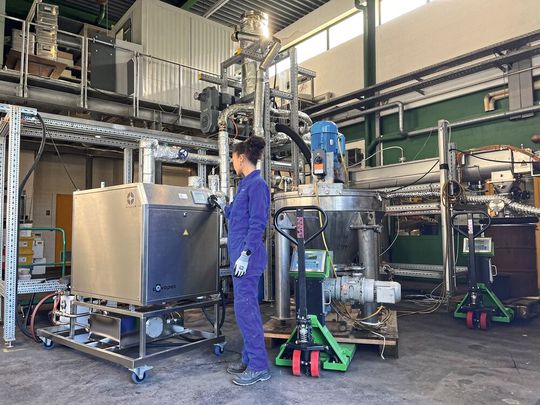 Der „Dryer-Grinder“: Der neu entwickelte Mahltrockner macht aus feuchtem Klärschlamm ein feines, nahezu wasserfreies Pulver.(Bild:  Universität Stuttgart / Ayumi Schober)