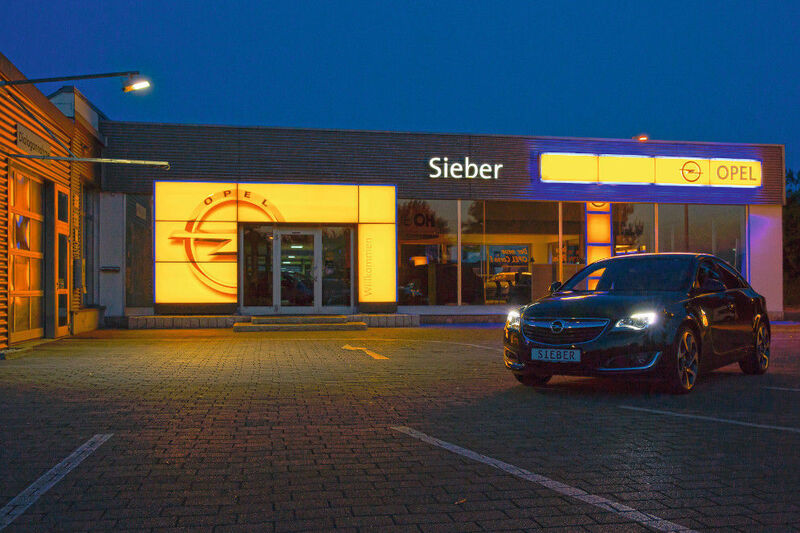 Im Autohaus Sieber in Landshut ist mittlerweile auch die aktuelle Opel-CI umgesetzt.  (AVAG)