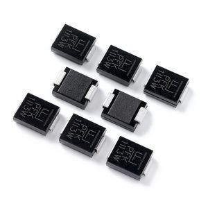 Bild 1: Eine Transient-Voltage-Suppression-(TVS-)Diode bietet zusätzlich Schutz für den Oszillator im Gleichspannungswandler.