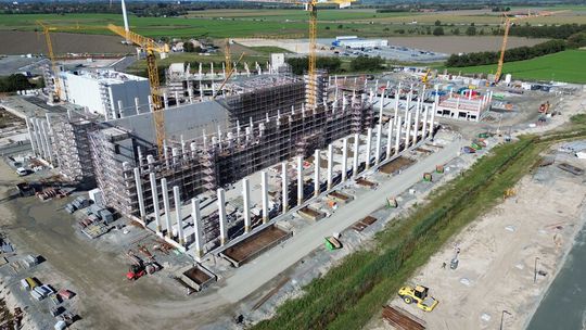 Uno sguardo al cantiere di EWE a Emden: qui è già in fase di realizzazione un impianto di produzione di idrogeno da 320 MW.(Immagine: EWE)