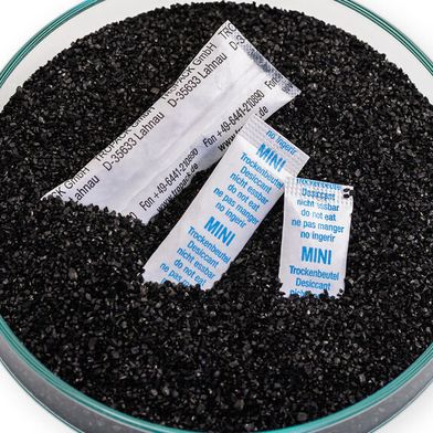 Geruchsadsorption durch Aktivkohle, bei Bedarf mit zugesetztem Trockenmittel zum Schutz vor Feuchtigkeit: TROcarbon® in verschiedenen Beutelgrößen. (Bild: TROPACK Packmittel GmbH)